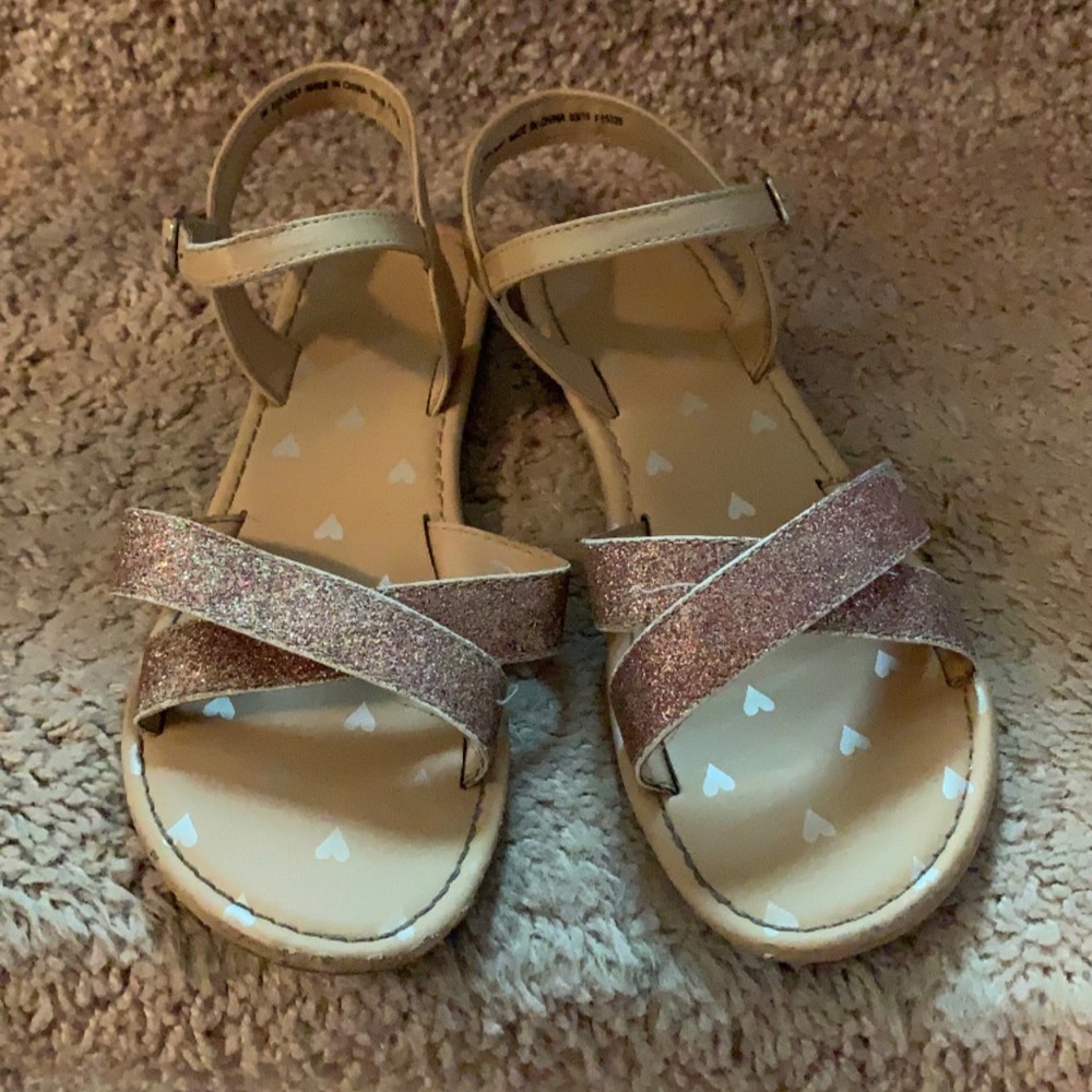 Girls sandals.